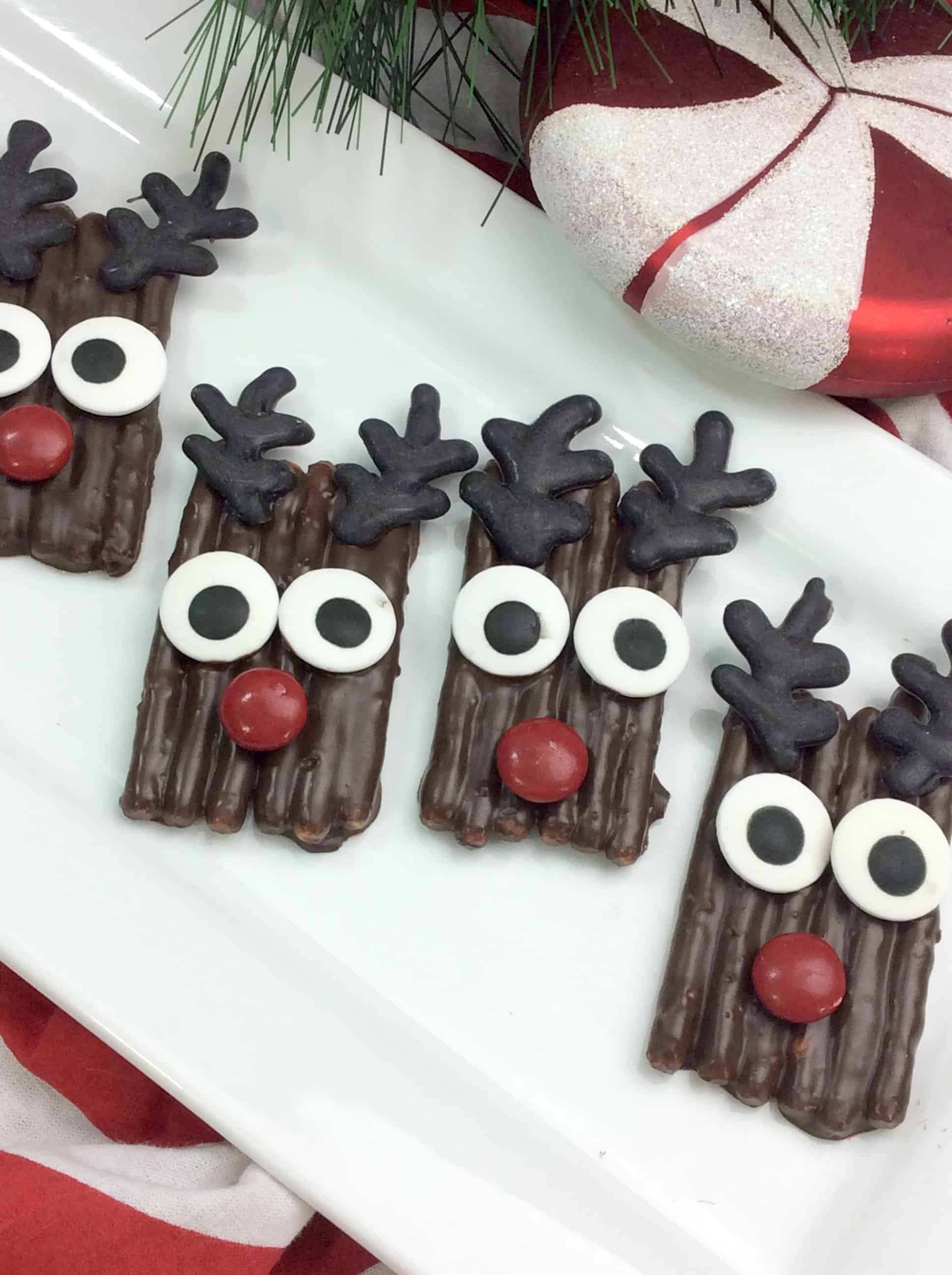 Chocolate dipped Reindeer pretzels / Easy Holiday Recipes