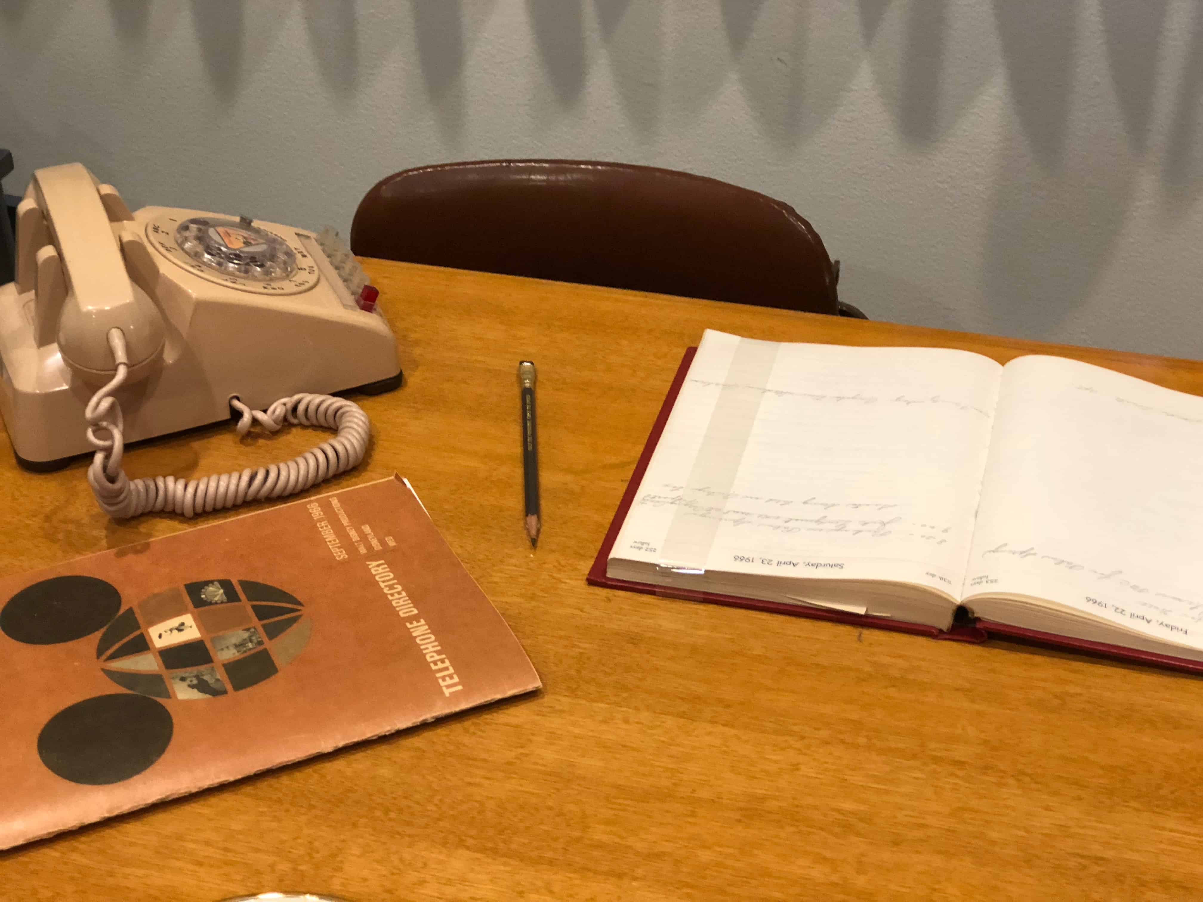A desk with a mouse on a table