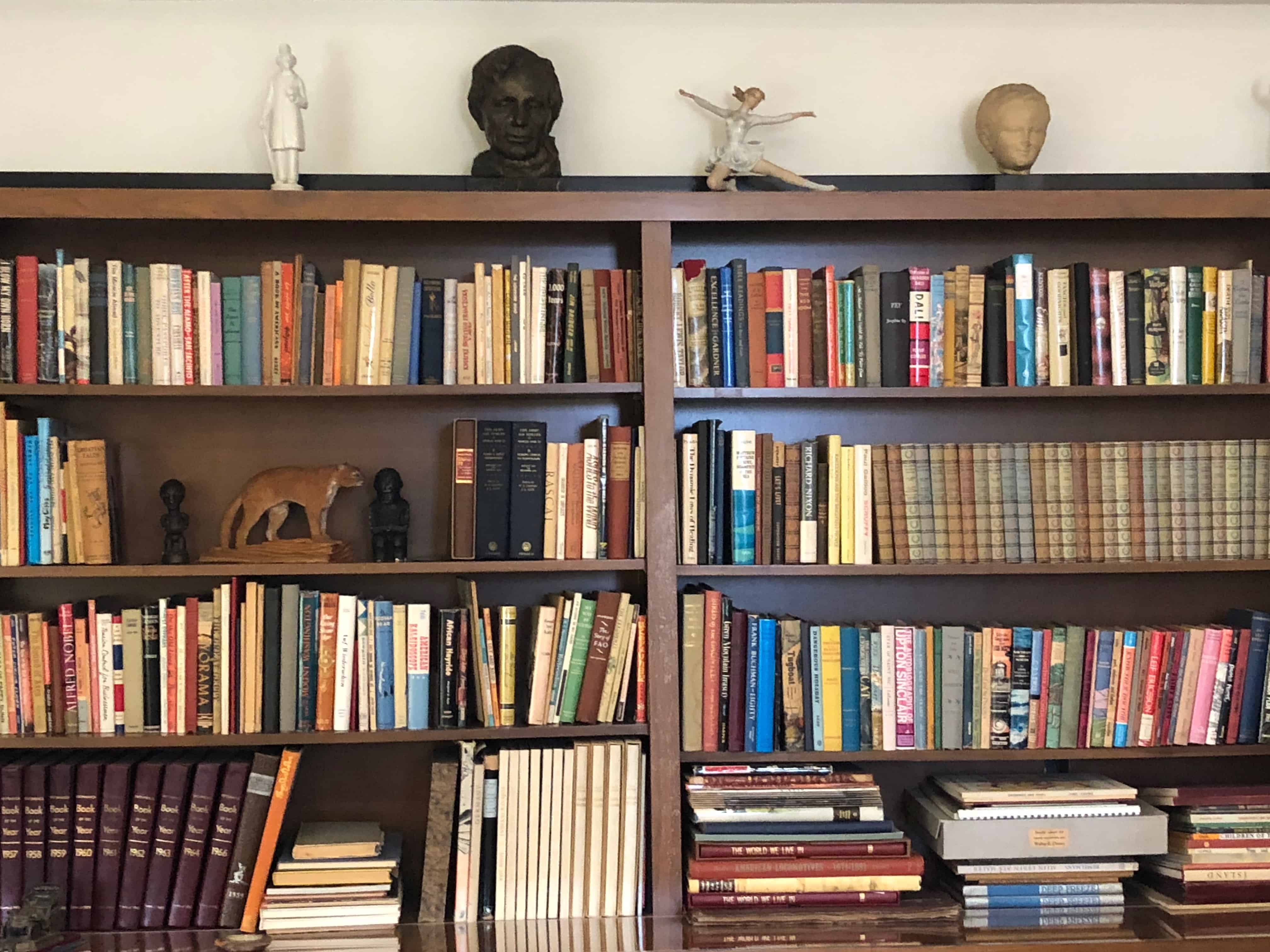A book shelf filled with books