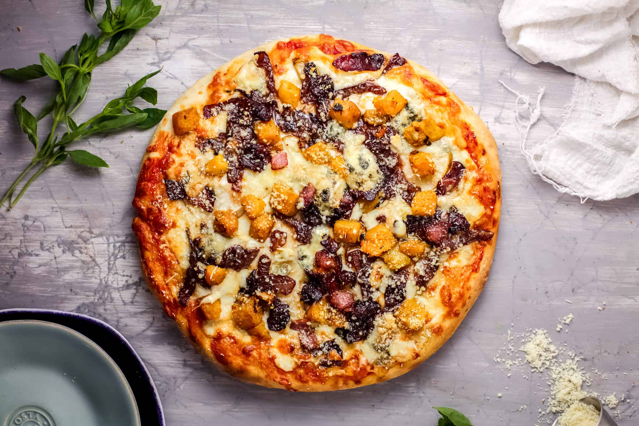 A pizza sitting on top of a table