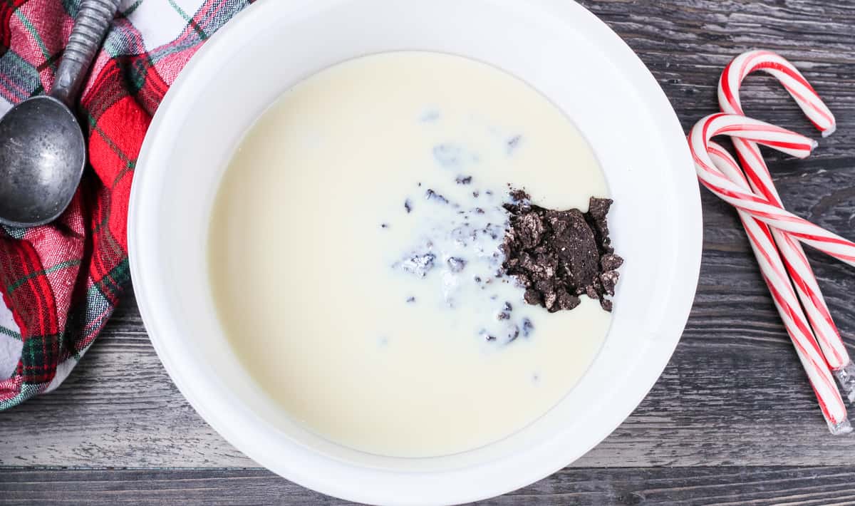A bowl of food on a plate, with Cream