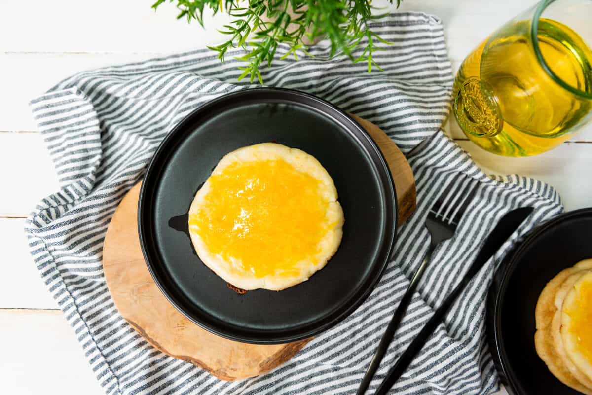 Arepas con queso on a plate