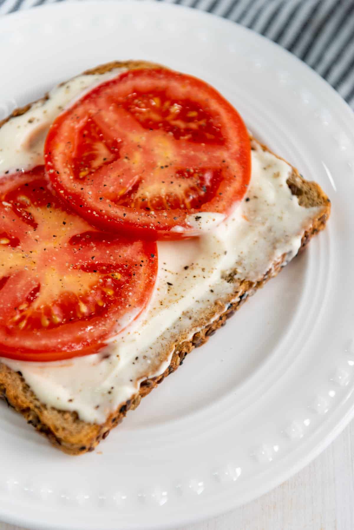 toast with mayo and tomatoes